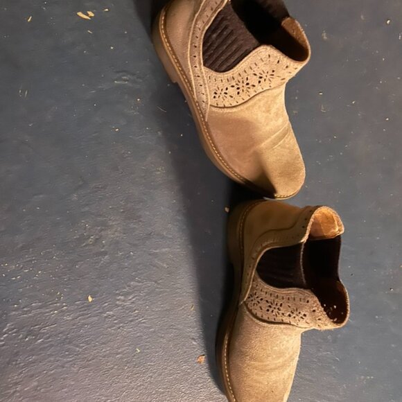 Raya Suede Boots by Comfortiva women's Chelsea boots size 6 beautiful cutouts - Picture 2 of 6